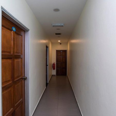 Oyo 44095 Bluewater Hotel Mersing Buitenkant foto